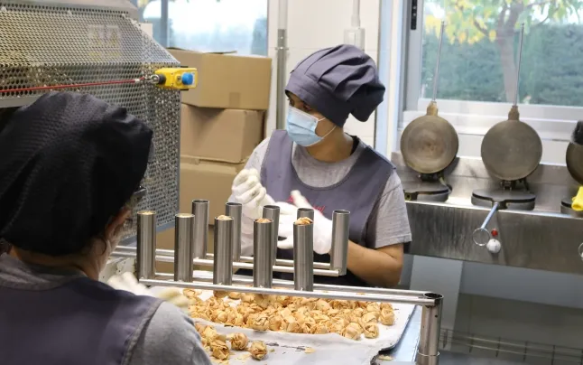 Elaboration of the "arrugats" in the El Rosal biscuit factory.