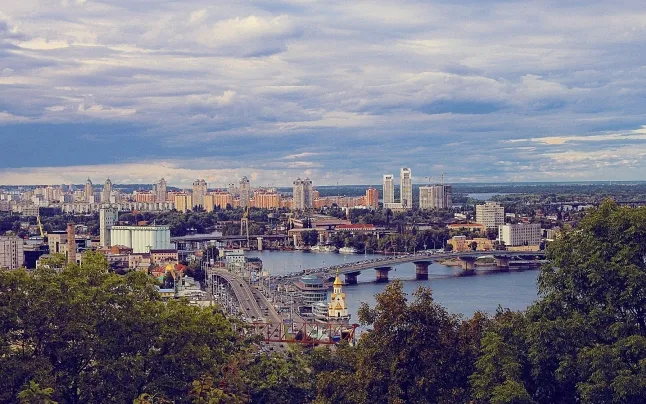 Ukraine has reported that Russian troops are advancing and approaching Kiev.