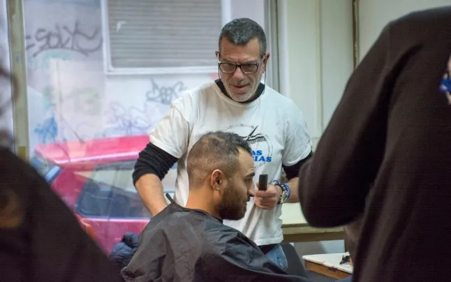 The NGO currently offers free hairdressing services to people without resources throughout Spain