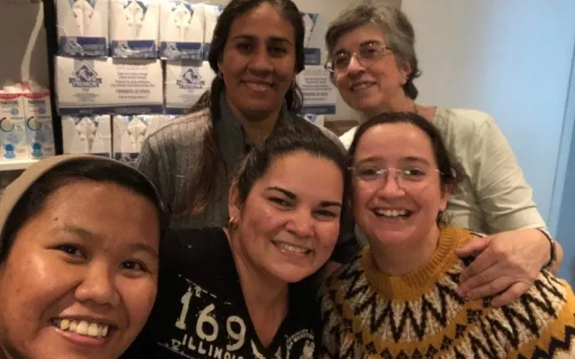 Olga Olano and Marcela Macagno, along with other members of the association.