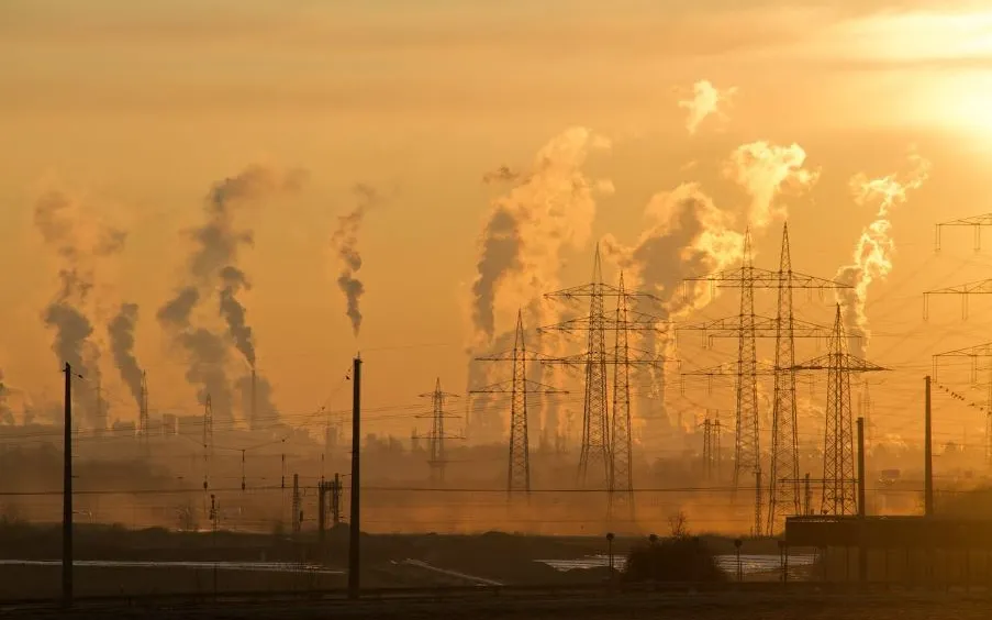 The Centre Delàs, alongside other international organizations, publishes 'The Climate in Crossfire'.