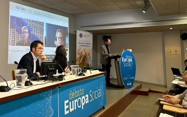 The general director of Child Care and Adolescence, Ester Cabanes, and the director of the Children's Platform, Ricardo Ibarra, during their speech. 