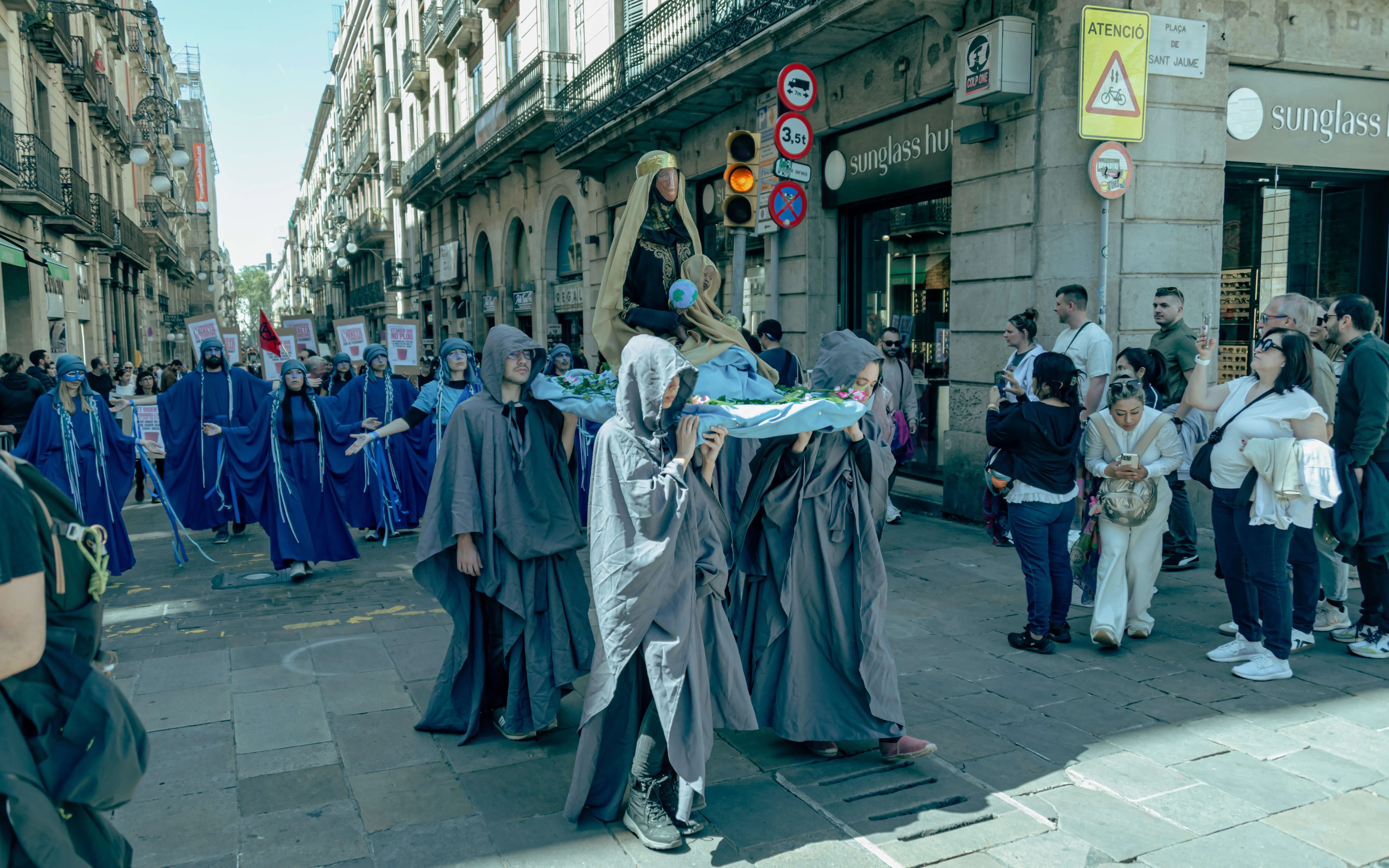 The so-called water brigade, with an altarpiece of the Moreneta at the forefront, paraded through the Rambla of Barcelona.
