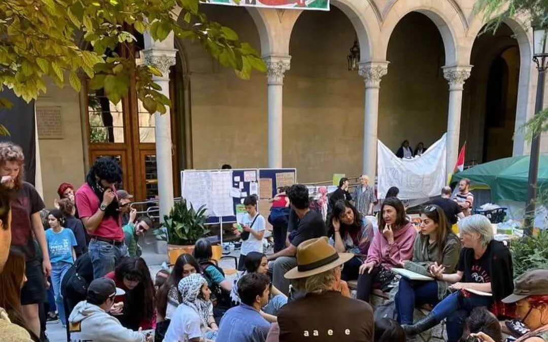 continuem_resistint_a_la_unibarcelona_donant_tot_el_nostre_suport_a_comitesolidaritatpoblepalesti_avui_des_de_proucomplicitat_i_la_palestina_cat_hem_parlat_durant_2_hores_sobre_dones_i_resistencies_a_pa.jpg