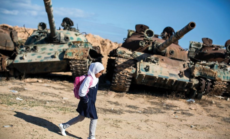Amal al Torchani in her way to school in Misrata, Lybia / Photograph: Jordi Bartomeu Farrús, Flickr