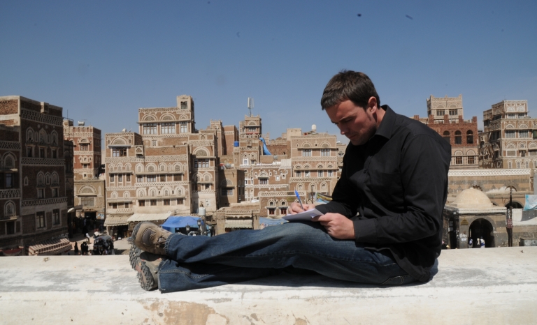Mikel Ayestaran workin in Sana'a (Yemen) - Image: Mikel Ayestaran