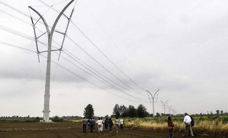 The Germoglio pylon - site visit at the 'Grid aesthetics and landscape planning'-workshop / Photograph: RGI