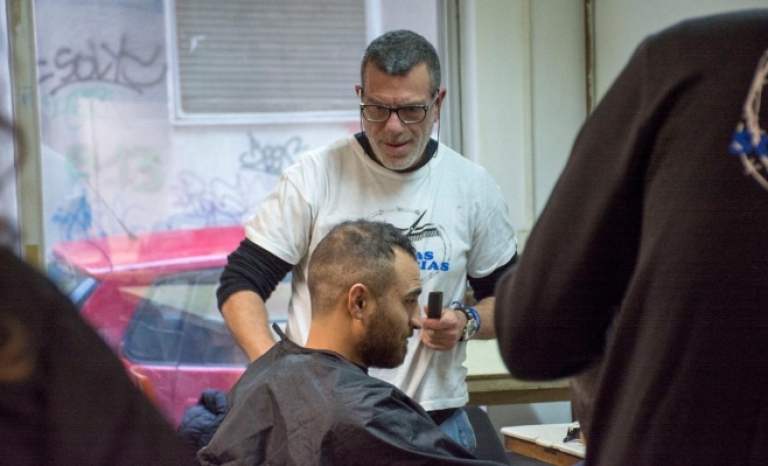 The NGO currently offers free hairdressing services to people without resources throughout Spain