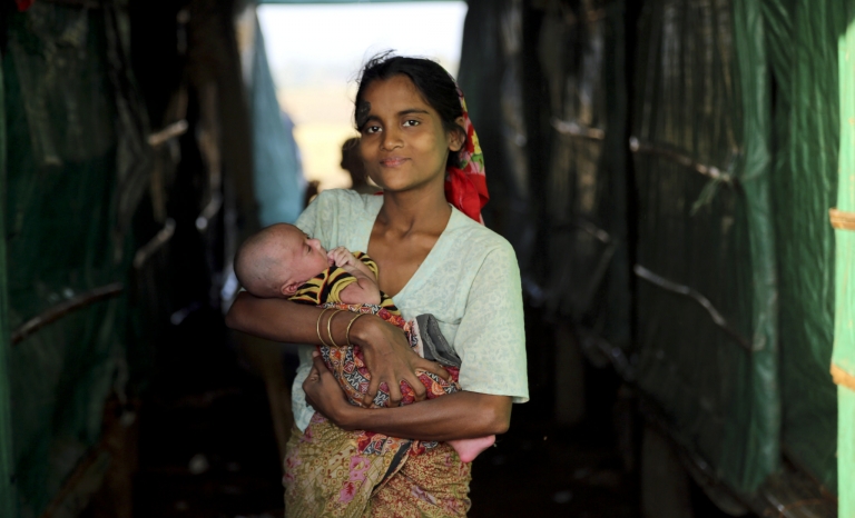 A mother and child at Thea Chaung camp on the outskirts of Sittwe, Rakhine State (Myanmar) / Photograph: UN Photo/David Ohana, Flickr