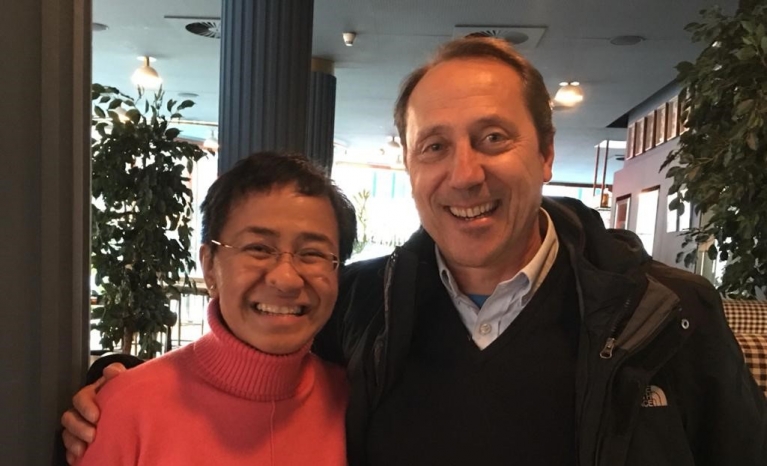 Alfonso Bauluz, president of Reporters Without Borders, with journalist Maria Ressa, Nobel Peace Prize winner.