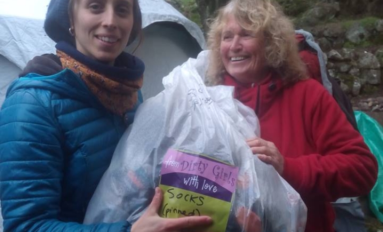 Olga Margalef with Alison, from Dirty Girls, to whom she handed over a donation collected in Barcelona. They were given kilos of clothes that had been cleaned to give to refugees / Photograph: Olga Margalef