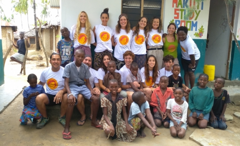 Children of Africa volunteers in front of Makuti Home, the Tsunza foster home (Kenya) Source: Image courtesy of Susanna Gómez.