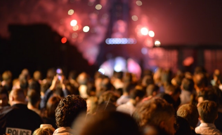 Crowd of people who stand in front of Eiffel Tower. Photo: Pexels