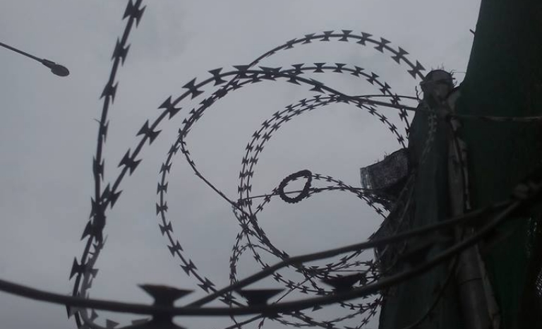 Barbed wire at Moria / / Photograph: Olga Margalef
