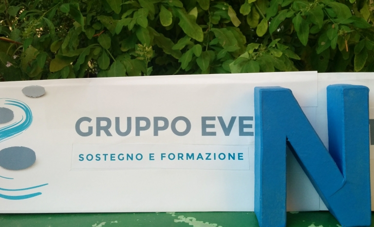 The logo of the association represents a series of stepping stones to help people cross the troubled waters of bereavement / Photo: Gruppo Eventi