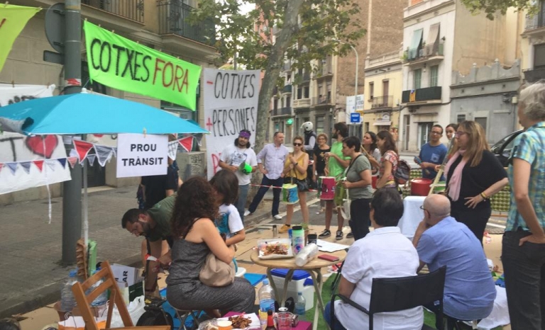Protest action of Prou Trànsit during the Park(ing) Day.