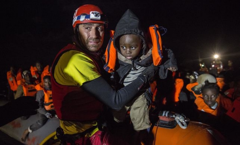 A member of Open Arms rescuing a child.