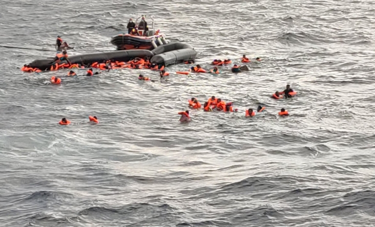 Image shared by Oscar Camps on Twitter of the rescue carried out by Open Arms.