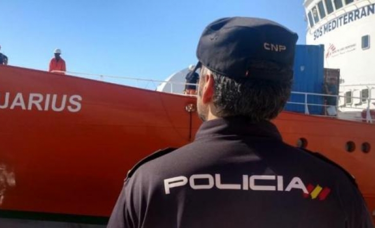 A police officer in front of the Aquarius rescue boat in València