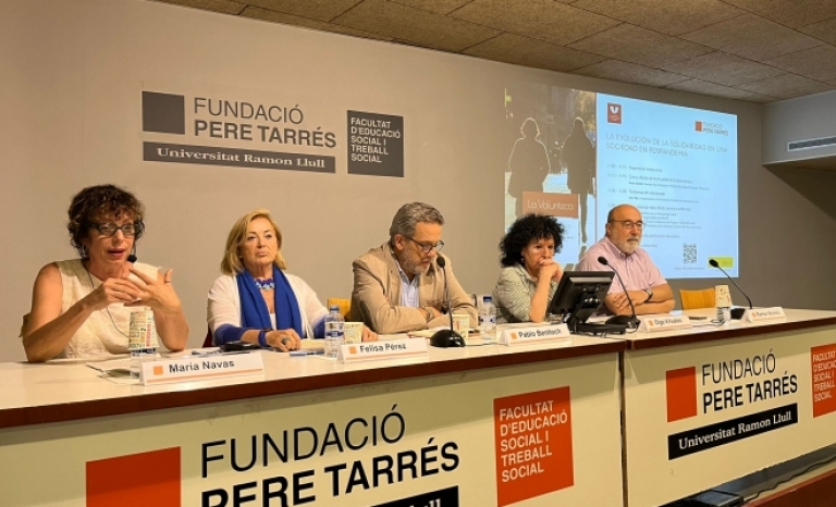 Speakers of the round table, in order: Maria Navas, of the Voluntariad Platform of Spain, moderator; Felisa Pérez, Pablo Benlloch, Olga Viñuales and Pablo Benlloch. 
